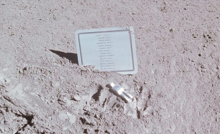 Plaque commémorative laissée sur la Lune durant Apollo 15 en 1971, pour rendre hommage aux astronautes décédés. // Source : Nasa Plaque commémorative laissée sur la Lune durant Apollo 15 en 1971, pour rendre hommage aux astronautes décédés. // Source : Nasa