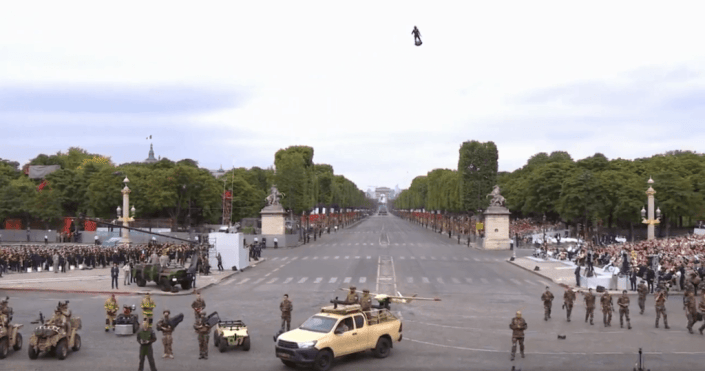 Franky Zappata a survolé la Concorde sur son Flyboard Air, lors du défilé, ce 14 juillet 2019. // Source : Capture vidéo Twitter @EmmanuelMacron Franky Zappata a survolé la Concorde sur son Flyboard Air, lors du défilé, ce 14 juillet 2019. // Source : Capture vidéo Twitter @EmmanuelMacron