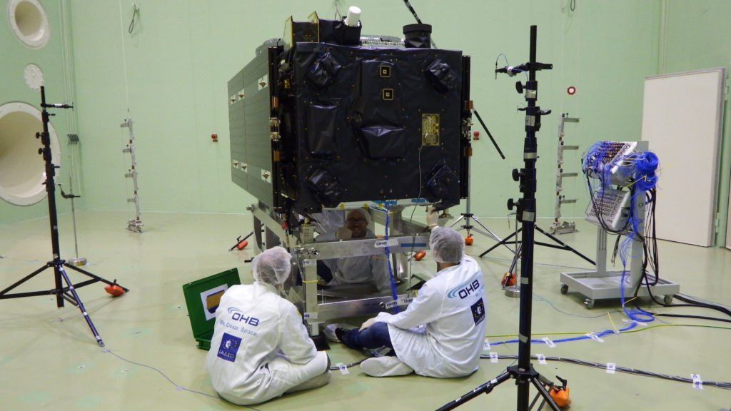 Des tests sur un satellite Galileo en 2017. // Source : ESA/OHB–S. Bury (photo recadrée) Des tests sur un satellite Galileo en 2017. // Source : ESA/OHB–S. Bury (photo recadrée)