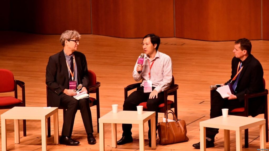 He Jiankui en novembre 2018. // Source : Wikimedia/CC湯惠芸 (photo recadrée) He Jiankui en novembre 2018. // Source : Wikimedia/CC湯惠芸 (photo recadrée)
