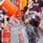 Pendant un ice bucket challenge. // Source : Flickr/CC/Henry Huey (photo recadrée) Pendant un ice bucket challenge. // Source : Flickr/CC/Henry Huey (photo recadrée)