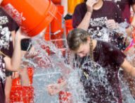 Pendant un ice bucket challenge. // Source : Flickr/CC/Henry Huey (photo recadrée) Pendant un ice bucket challenge. // Source : Flickr/CC/Henry Huey (photo recadrée)