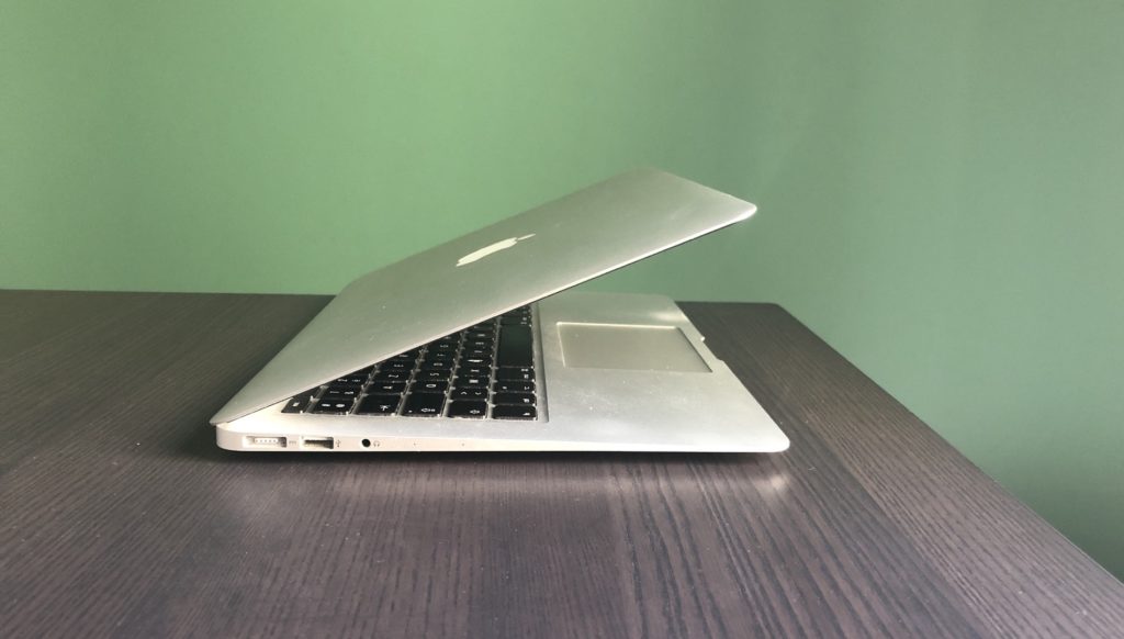 Un MacBook Air 2017 // Source : Marie Turcan pour Numerama Un MacBook Air 2017 // Source : Marie Turcan pour Numerama