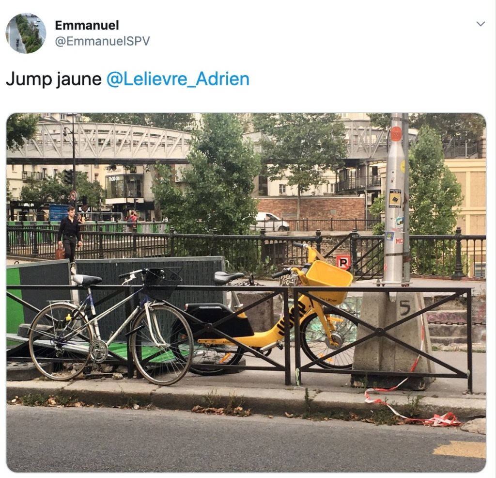 Un vélo jaune vu dans Paris // Source : Twitter/EmmanuelSPV Un vélo jaune vu dans Paris // Source : Twitter/EmmanuelSPV