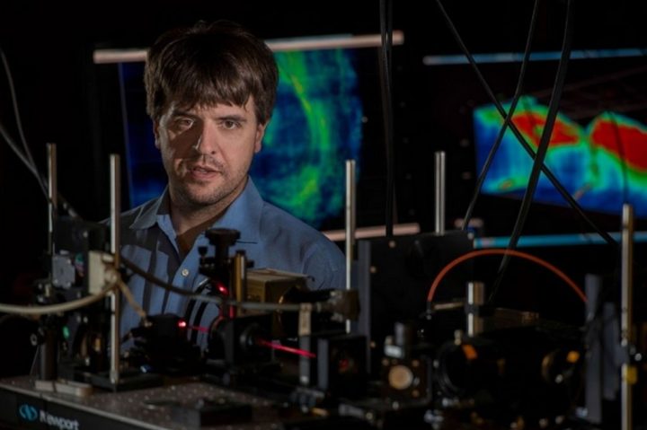 Karl Deisseroth, de l'université de Stanford, a piloté cette étude visant à faire « halluciner » des souris. // Source : Steve Fisch, Stanford Karl Deisseroth, de l'université de Stanford, a piloté cette étude visant à faire « halluciner » des souris. // Source : Steve Fisch, Stanford