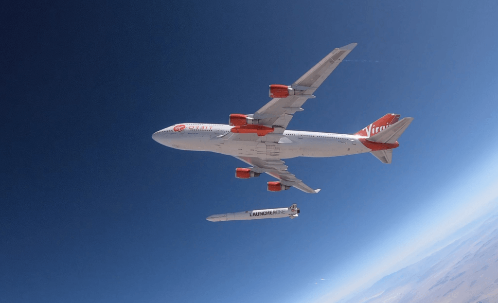 Virgin Orbit veut faire ses lancements depuis des avions, en haute altitude. // Source : Twitter / @Virgin_Orbit Virgin Orbit veut faire ses lancements depuis des avions, en haute altitude. // Source : Twitter / @Virgin_Orbit