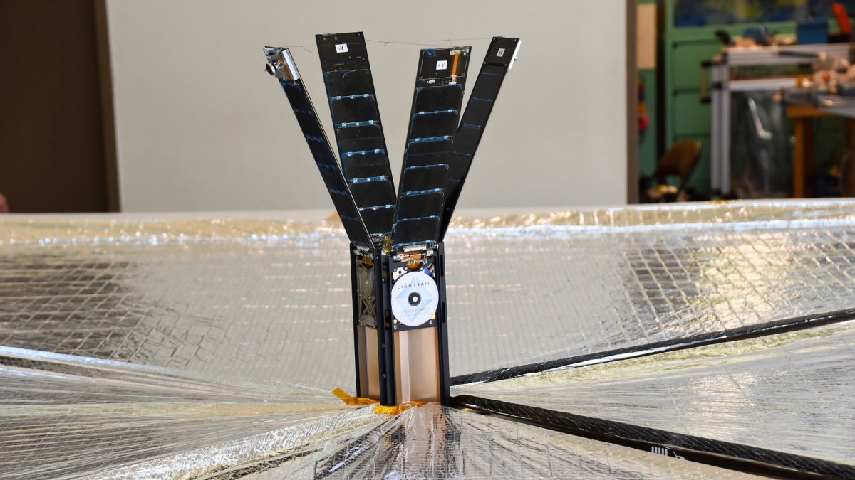 Le satellite LightSail-2. // Source : Flickr/CC/The Planetary Society (photo recadrée) Le satellite LightSail-2. // Source : Flickr/CC/The Planetary Society (photo recadrée)