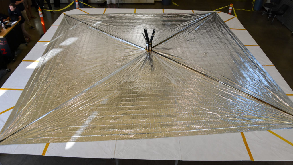 LightSail-2 lors des derniers tests au sol. // Source : Flickr/CC/The Planetary Society (photo recadrée) LightSail-2 lors des derniers tests au sol. // Source : Flickr/CC/The Planetary Society (photo recadrée)
