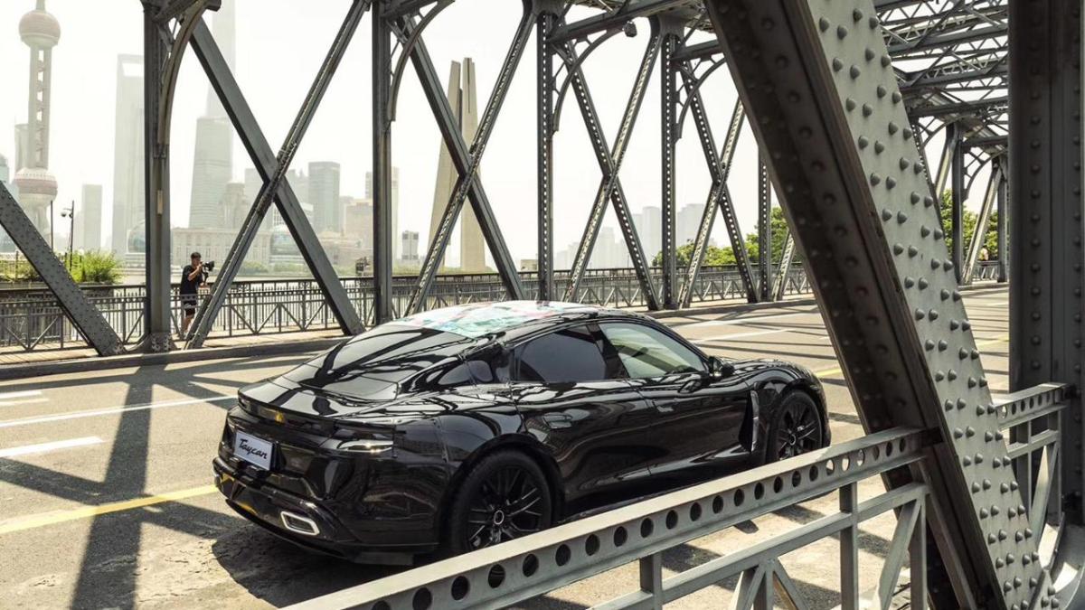 Porsche Taycan à Shanghai // Source : Porsche Porsche Taycan à Shanghai // Source : Porsche