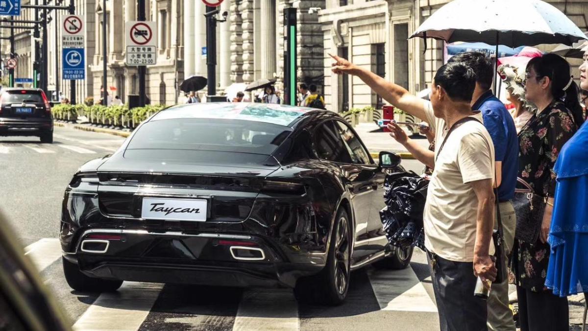 Porsche Taycan à Shanghai // Source : Porsche Porsche Taycan à Shanghai // Source : Porsche