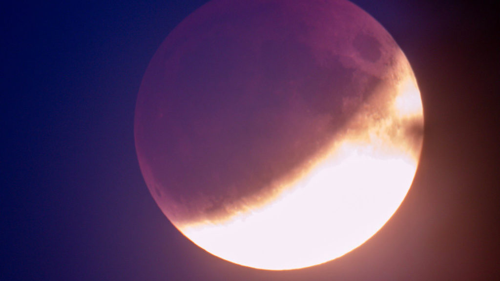 Une photo volontairement surexposée pour permettre de voir l'ombre rougeâtre de la Lune éclipsée. // Source : Flickr/CC/James West (photo recadrée) Une photo volontairement surexposée pour permettre de voir l'ombre rougeâtre de la Lune éclipsée. // Source : Flickr/CC/James West (photo recadrée)
