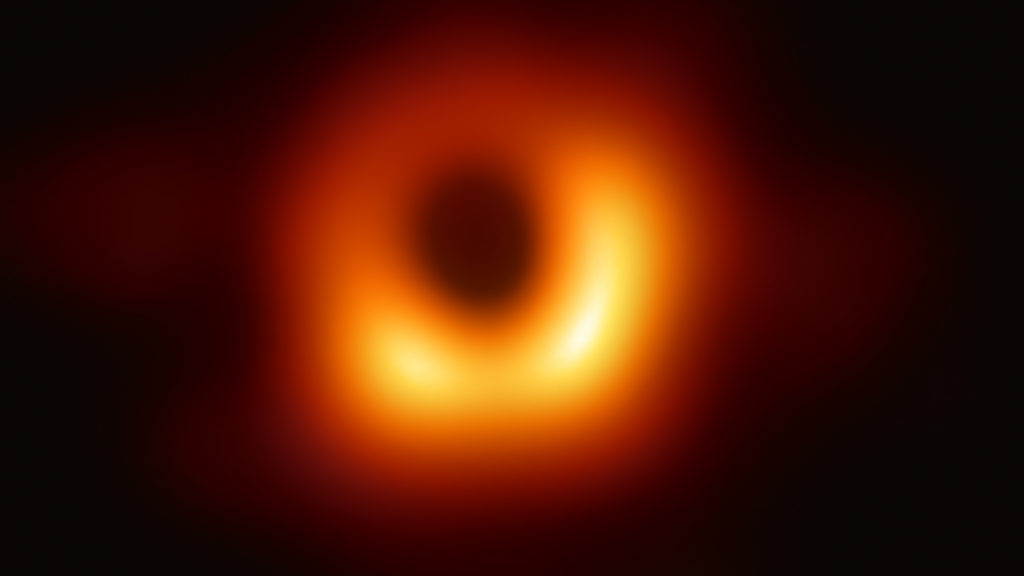 Le trou noir photographié, M87*. // Source : Wikimedia/CC/ESO (photo recadrée et modifiée) Le trou noir photographié, M87*. // Source : Wikimedia/CC/ESO (photo recadrée et modifiée)
