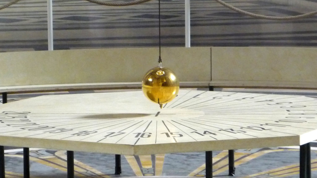 Le pendule de Foucault au Panthéon. // Source : Wikimedia/CC/Rémih (photo recadrée) Le pendule de Foucault au Panthéon. // Source : Wikimedia/CC/Rémih (photo recadrée)
