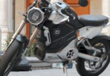 La moto électrique Super Soco TC Max // Source : Louise Audry pour Vroom/Numerama La moto électrique Super Soco TC Max // Source : Louise Audry pour Vroom/Numerama