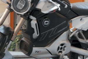 La moto électrique Super Soco TC Max // Source : Louise Audry pour Vroom/Numerama La moto électrique Super Soco TC Max // Source : Louise Audry pour Vroom/Numerama