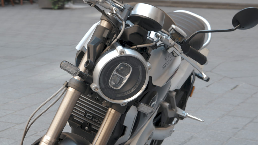 La moto électrique Super Soco TC Max // Source : Louise Audry pour Vroom/Numerama La moto électrique Super Soco TC Max // Source : Louise Audry pour Vroom/Numerama