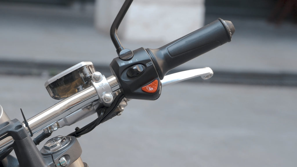 La moto électrique Super Soco TC Max // Source : Louise Audry pour Vroom/Numerama La moto électrique Super Soco TC Max // Source : Louise Audry pour Vroom/Numerama