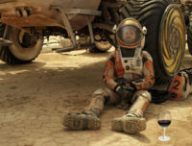 Seul sur Mars, avec du vin rouge. // Source : 20th Century Fox, Public Domain Files, montage Numerama