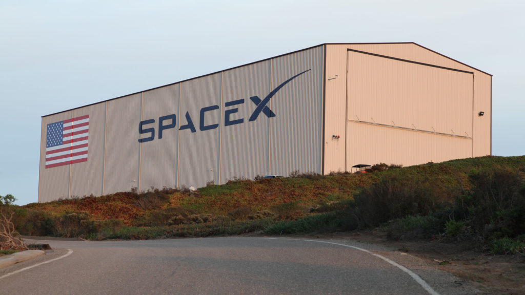 Un hangar de SpaceX. // Source : Pixabay (photo recadrée) Un hangar de SpaceX. // Source : Pixabay (photo recadrée)