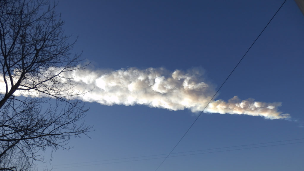 La trace laissée par le superbolide de Tcheliabinsk. // Source : Wikimedia/CC/Uragan. TT (photo recadrée) La trace laissée par le superbolide de Tcheliabinsk. // Source : Wikimedia/CC/Uragan. TT (photo recadrée)
