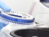Des tests dans un laboratoire. // Source : Flickr/CC/QIAGEN (photo recadrée)
