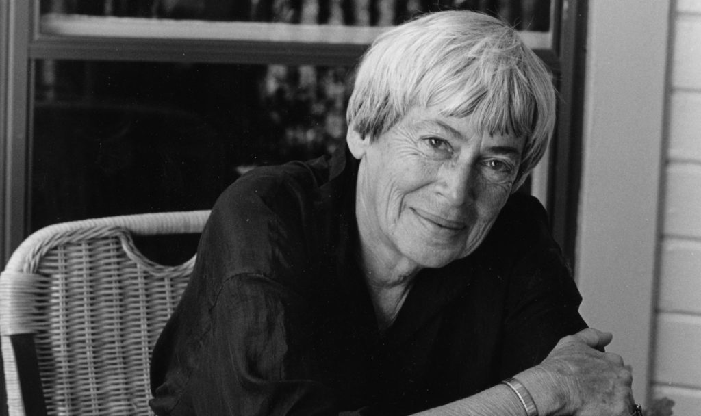 Ursula K. Le Guin est l'une des plus grandes autrices de science-fiction de l'histoire. Ses oeuvres ont une forte portée féministe et, plus largement, politique. // Source : Flickr/CC/Marian Wood Kolisch Ursula K. Le Guin est l'une des plus grandes autrices de science-fiction de l'histoire. Ses oeuvres ont une forte portée féministe et, plus largement, politique. // Source : Flickr/CC/Marian Wood Kolisch