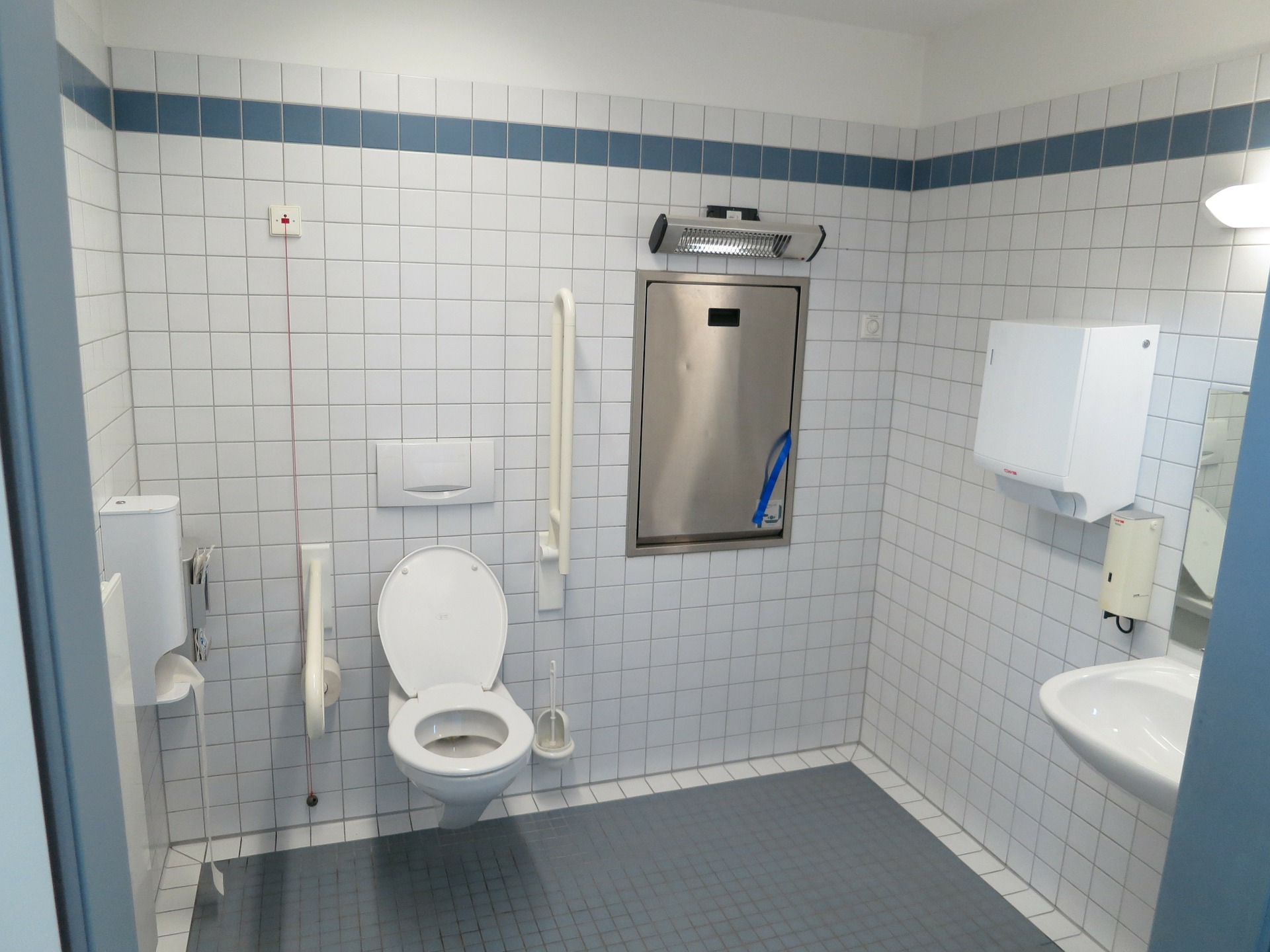 Des toilettes adaptées aux personnes handicapées et PMR ont besoin d'être particulièrement spacieuses. // Source : Pixabay Des toilettes adaptées aux personnes handicapées et PMR ont besoin d'être particulièrement spacieuses. // Source : Pixabay