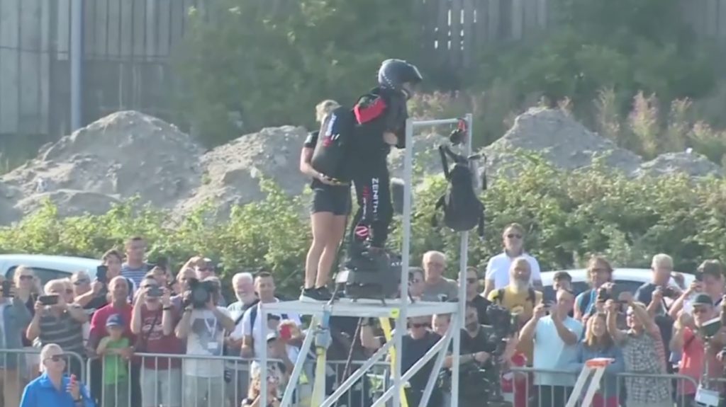 Zapata en train de s'équiper ce 25 juillet 2019 // Source : Capture d'écran France Info Zapata en train de s'équiper ce 25 juillet 2019 // Source : Capture d'écran France Info