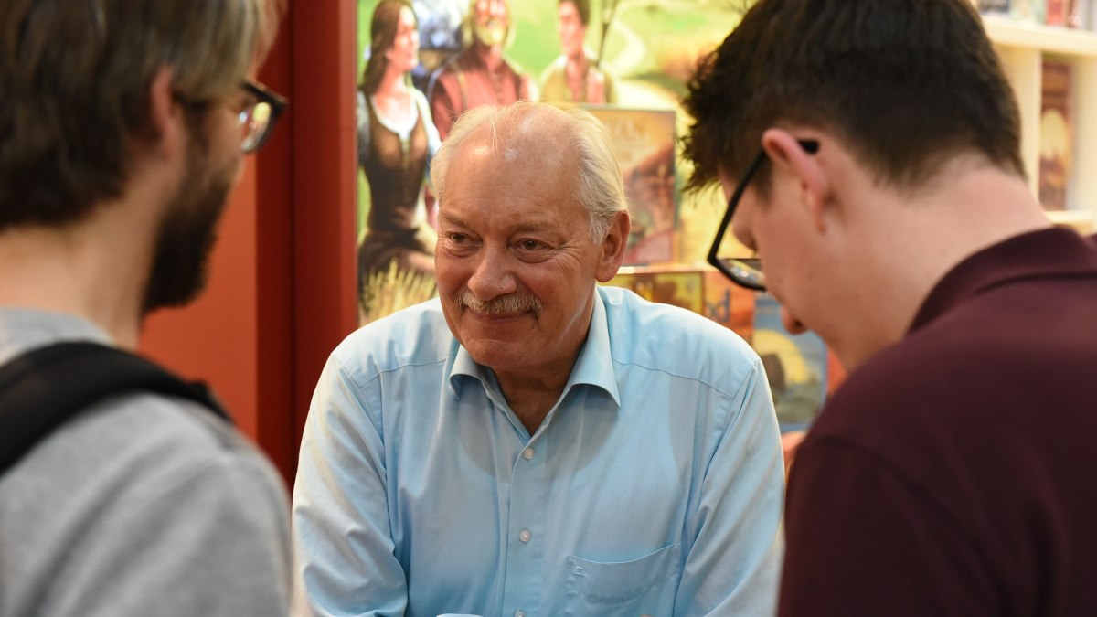 Klaus Teuber en 2017 // Source : CC BY Rogi Lensing Klaus Teuber en 2017 // Source : CC BY Rogi Lensing