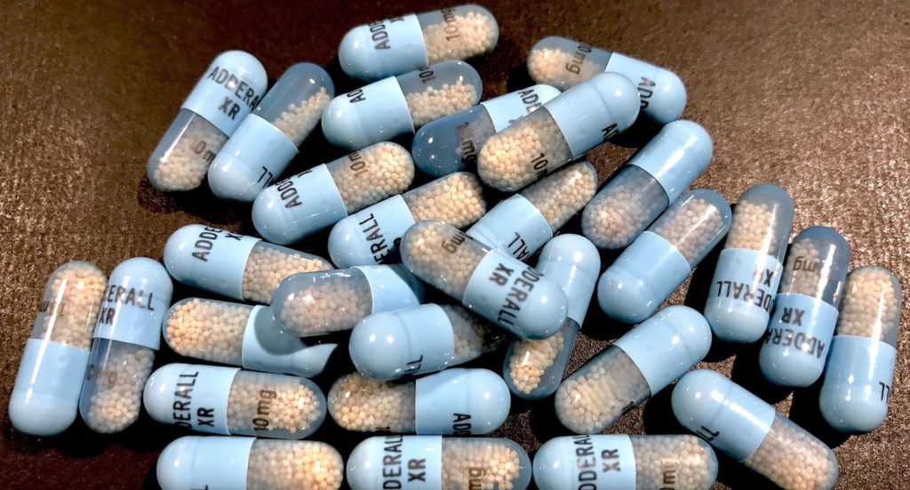 Des pilules d'Adderall // Source : Wikimedia/Benjamin Vincent Kasapoglu Des pilules d'Adderall // Source : Wikimedia/Benjamin Vincent Kasapoglu