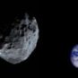 Un astéroïde et la Terre en arrière plan. // Source : Pixabay (photo recadrée) Un astéroïde et la Terre en arrière plan. // Source : Pixabay (photo recadrée)