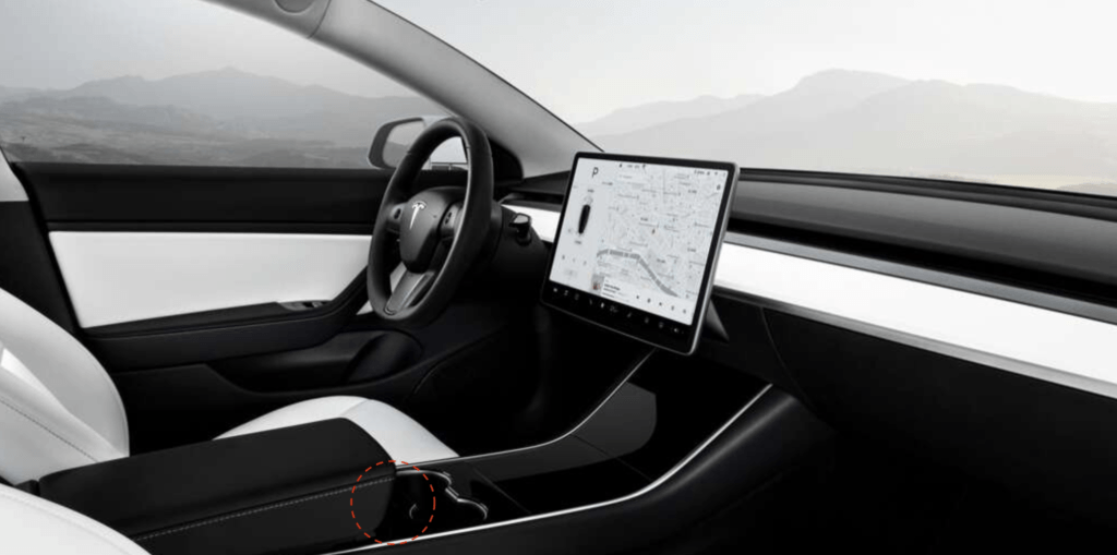 La carte doit être positionnée au niveau du cercle rouge // Source : Tesla, édité par Numerama La carte doit être positionnée au niveau du cercle rouge // Source : Tesla, édité par Numerama