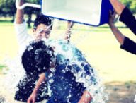 Pendant un Ice Bucket Challenge. // Source : Flickr/CC/Angelin Song Photography (photo recadrée)