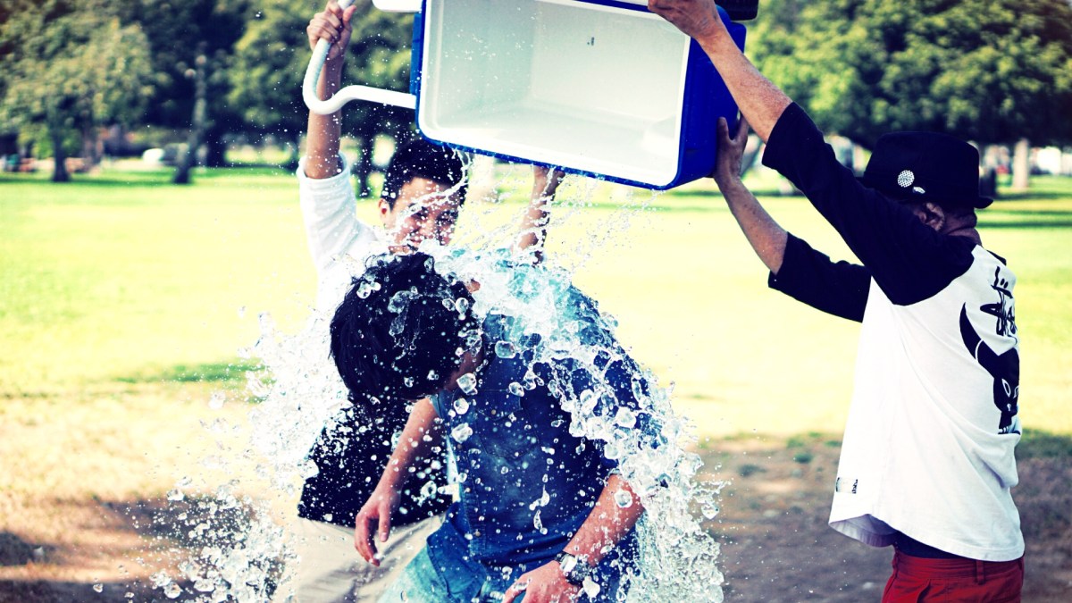 Pendant un Ice Bucket Challenge. // Source : Flickr/CC/Angelin Song Photography (photo recadrée) Pendant un Ice Bucket Challenge. // Source : Flickr/CC/Angelin Song Photography (photo recadrée)