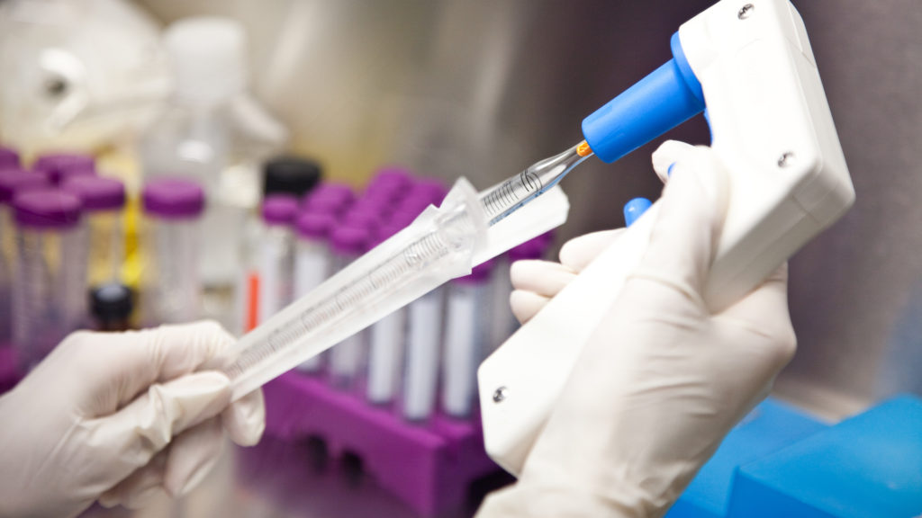 Une expérience en laboratoire. // Source : Flickr/CC/ibbl (photo recadrée)