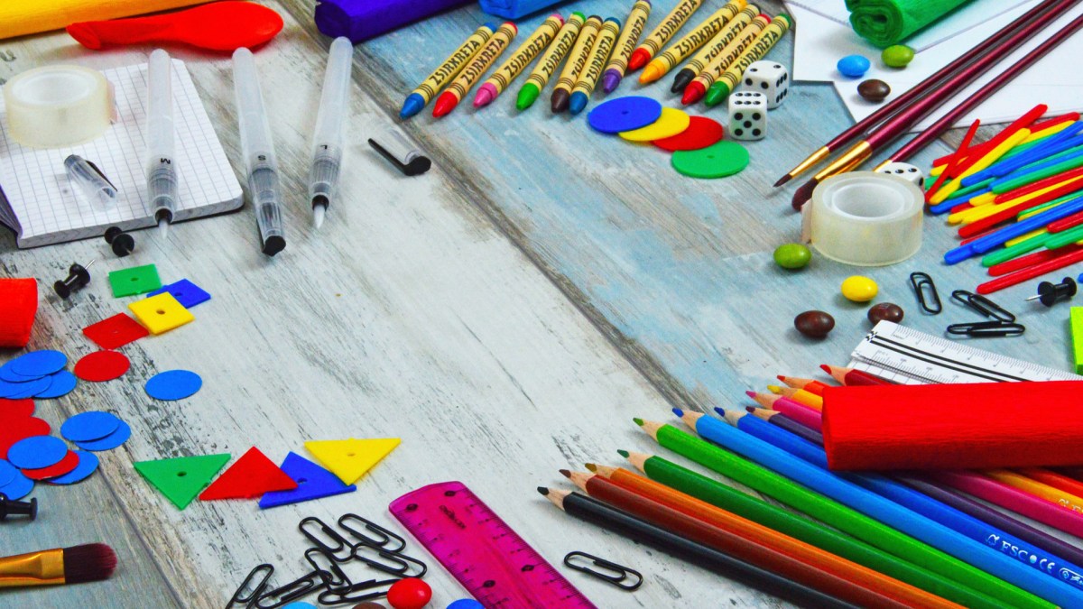 Des fournitures scolaires. // Source : Pixabay (photo recadrée) Des fournitures scolaires. // Source : Pixabay (photo recadrée)