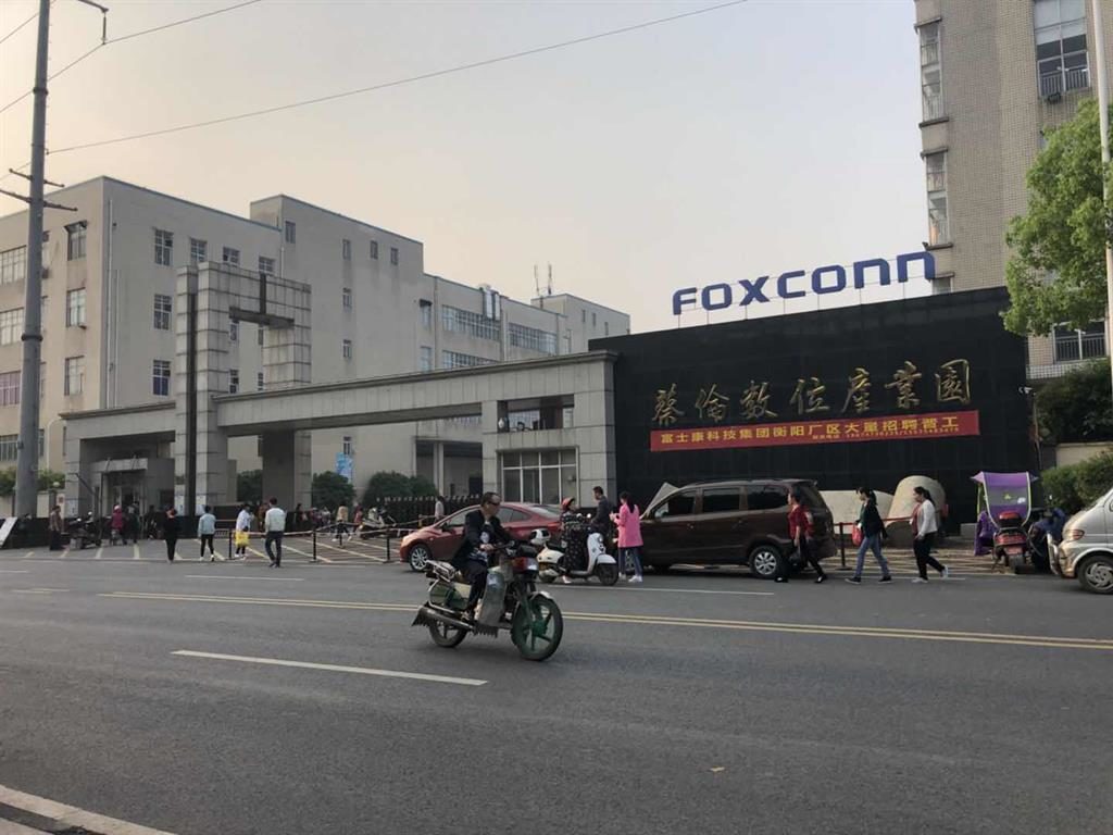 Devanture d'une usine Foxconn. // Source : China Labor Watch Devanture d'une usine Foxconn. // Source : China Labor Watch