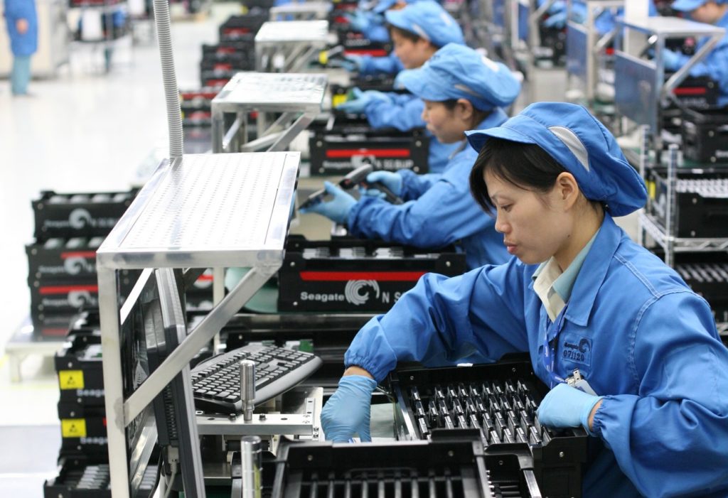 Photographie prise dans une usine Foxconn. // Source : Flickr/CC/Robert Scoble Photographie prise dans une usine Foxconn. // Source : Flickr/CC/Robert Scoble