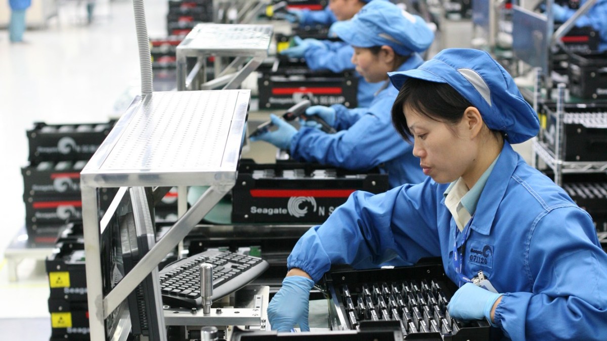 Photographie prise dans une usine Foxconn. // Source : Flickr/CC/Robert Scoble Photographie prise dans une usine Foxconn. // Source : Flickr/CC/Robert Scoble
