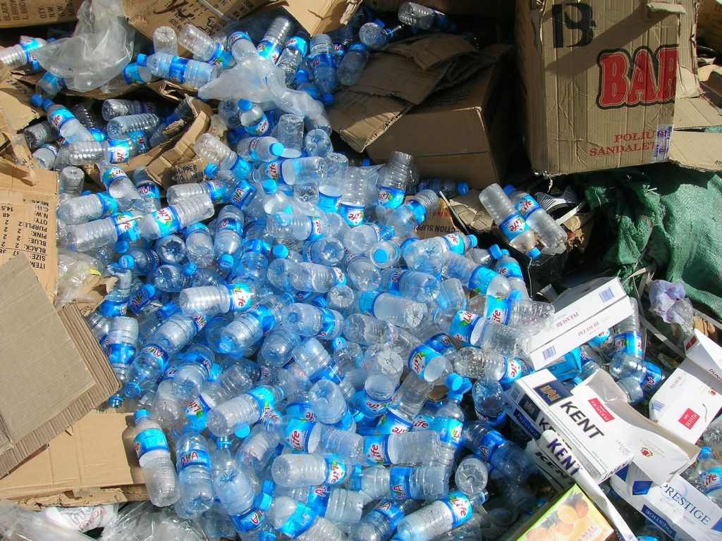 Google prévoit principalement d'utiliser des matériaux provenant de bouteilles en plastique recyclées. // Source : Pixabay Google prévoit principalement d'utiliser des matériaux provenant de bouteilles en plastique recyclées. // Source : Pixabay