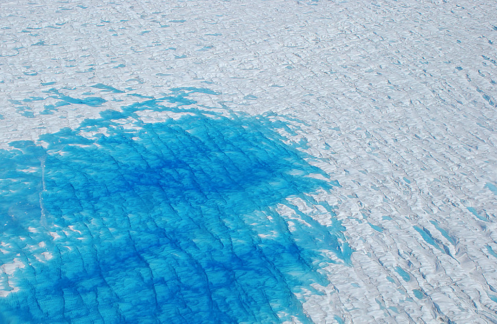 Un étang formé par la fonte de la glace au Groenland. // Source : Flickr/CC/Nasa Ice Un étang formé par la fonte de la glace au Groenland. // Source : Flickr/CC/Nasa Ice