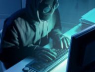 Un hacker porte aussi des gants, visiblement. // Source : Wikipedia Un hacker porte aussi des gants, visiblement. // Source : Wikipedia