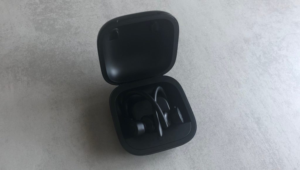 Les Powerbeats dans leur boîtier  // Source : Numerama