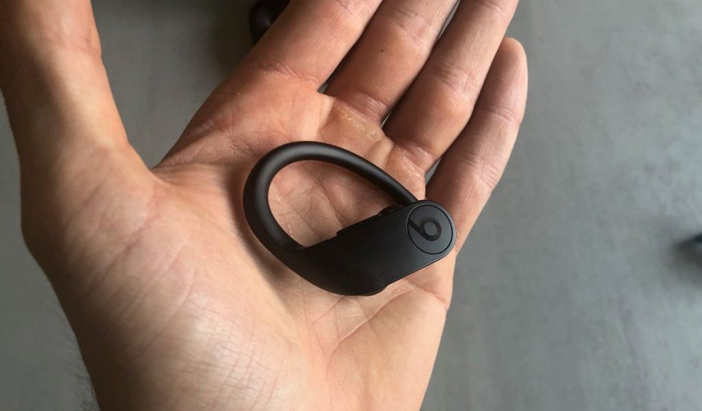Écouteur gauche Powerbeats Pro // Source : Numerama Écouteur gauche Powerbeats Pro // Source : Numerama