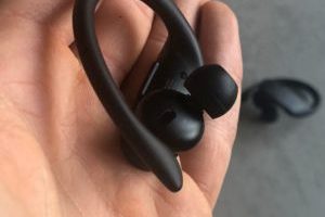 Écouteur gauche Powerbeats Pro // Source : Numerama