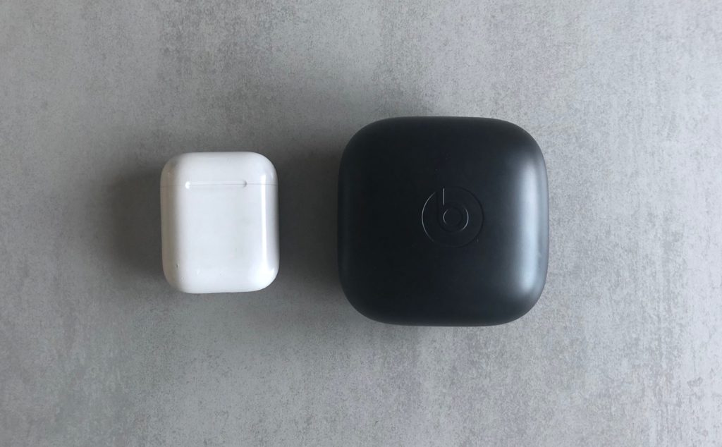 Boîtier AirPods versus boîtier Powerbeats Pro // Source : Numerama