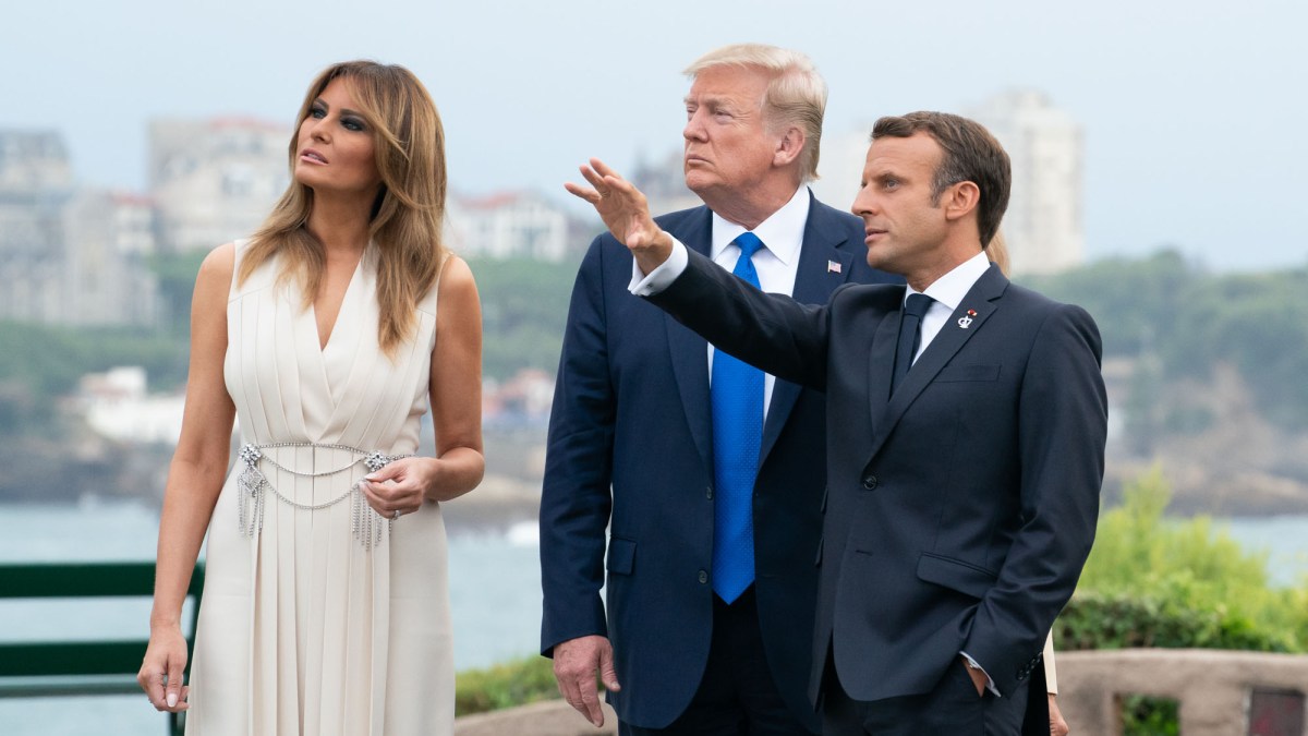 Melania, Donald Trump et Emmanuel Macron, au G7 2019. // Source : Andrea Hanks Melania, Donald Trump et Emmanuel Macron, au G7 2019. // Source : Andrea Hanks