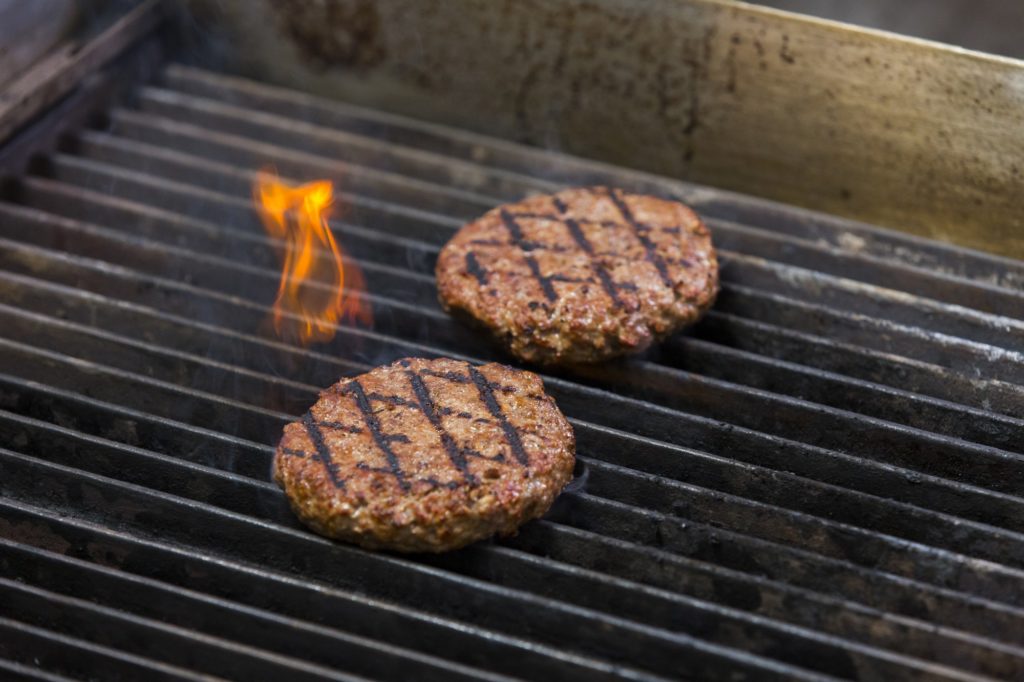 Il est possible de faire griller la viande Impossible Foods comme des vrais steaks. // Source : Impossible Foods Il est possible de faire griller la viande Impossible Foods comme des vrais steaks. // Source : Impossible Foods