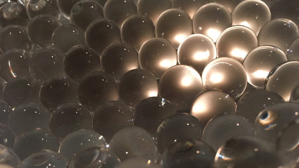 Des polymères super absorbants. // Source : Wikimedia/CC/Benjamin Ku (photo recadrée)