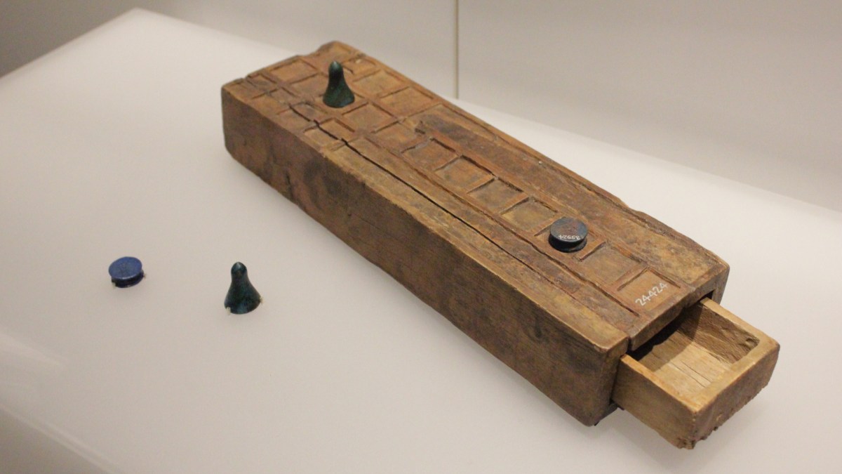 Le jeu Senet. // Source : Wikimedia/CC/Tim Sneddon (photo recadrée) Le jeu Senet. // Source : Wikimedia/CC/Tim Sneddon (photo recadrée)